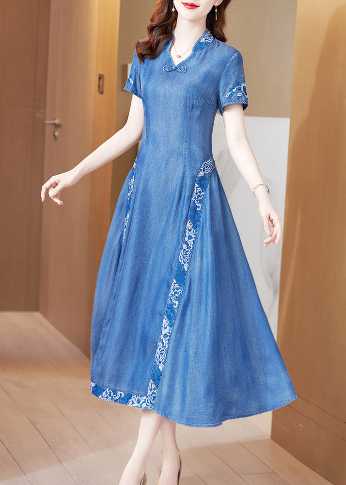 Bohemian Blue Stand Collar BroideriEd Butyto Silk Denim Maxi Robes à manches courtes