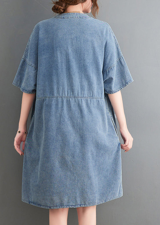 Robe de jean surdimensionnée au cou bleu clair clair