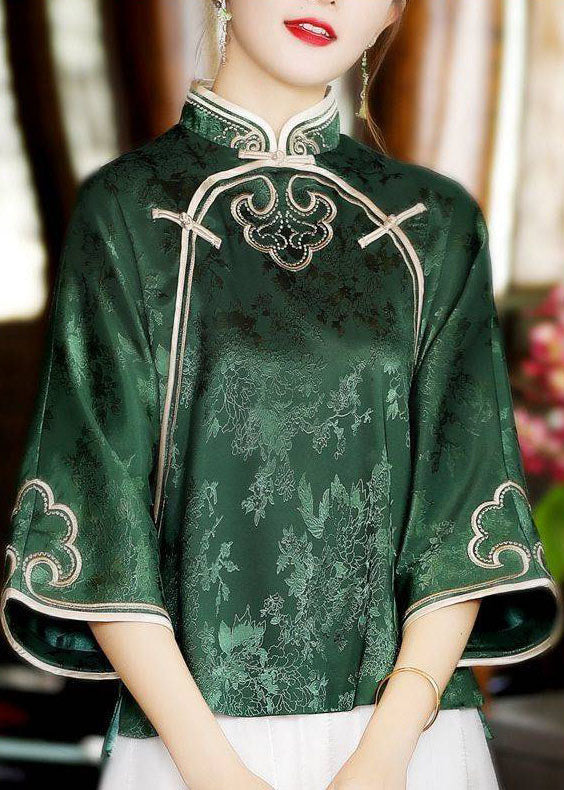 Le bouton du collier vert oriental en soie en tête de trois quarts de manche